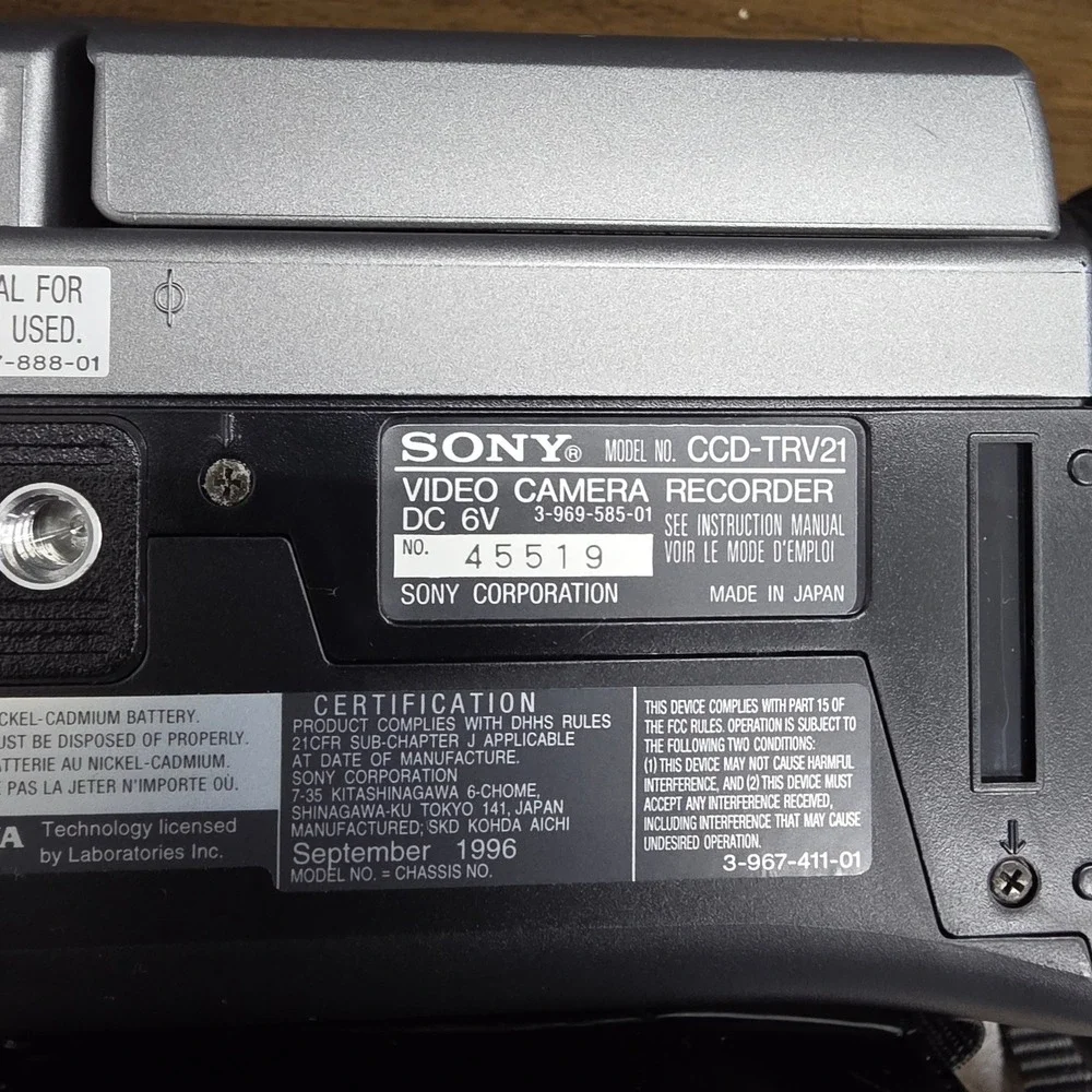 Sony Handycam CCD-TRV21 NTSC Video 8 Camcorder Silver 24x Digital Zoom
